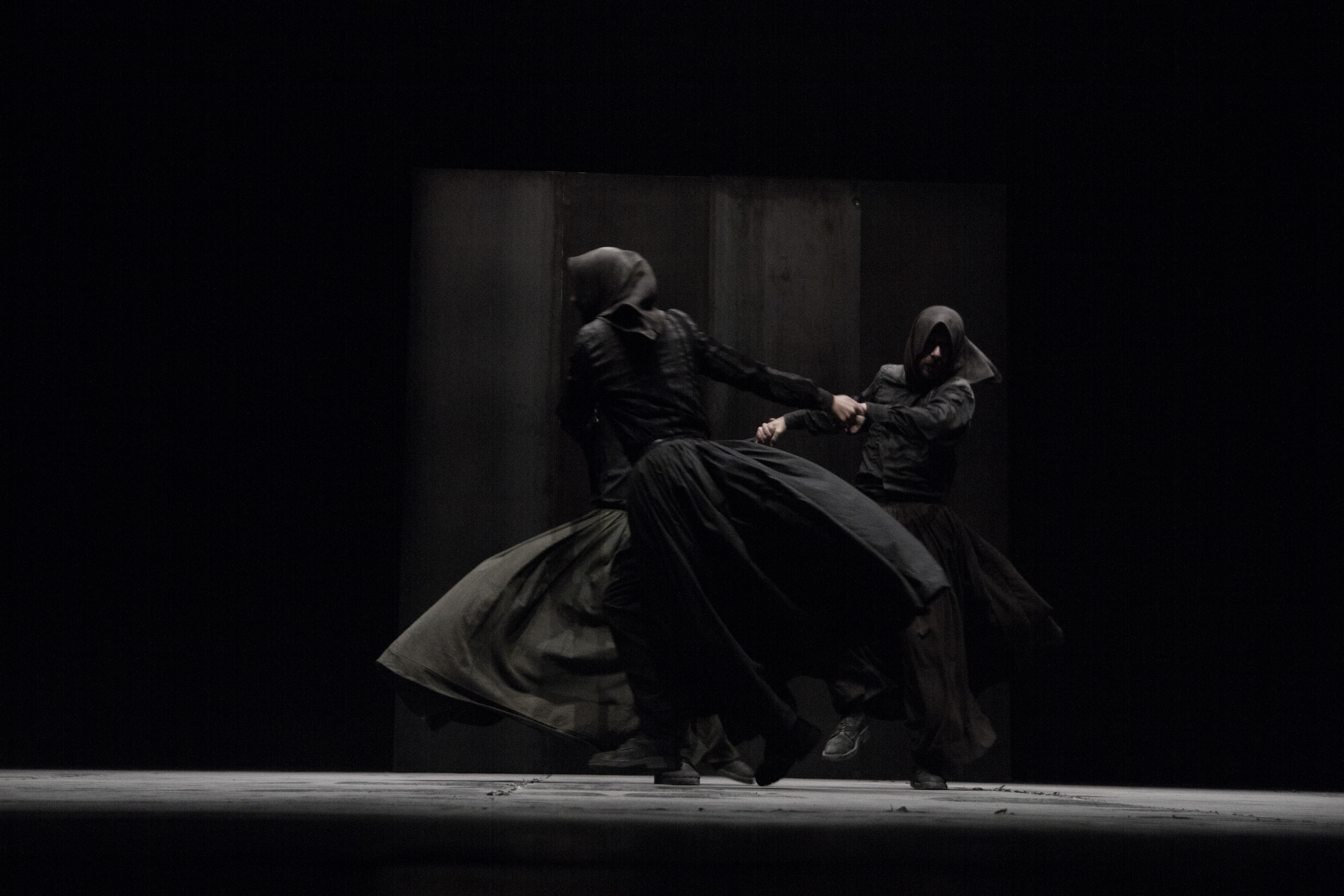  Duygunun sahnede ses, imge ve maddeyle örüldüğü bir peyzaj: Alessandro Serra’nın Macbeth uyarlaması 