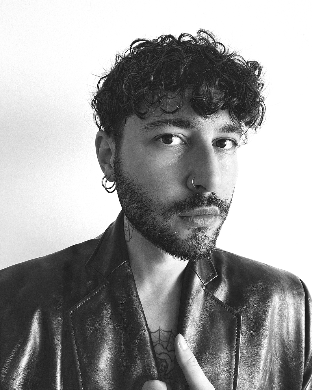 Bir meşrubat dolabı ve bir düzine plastik sandalye