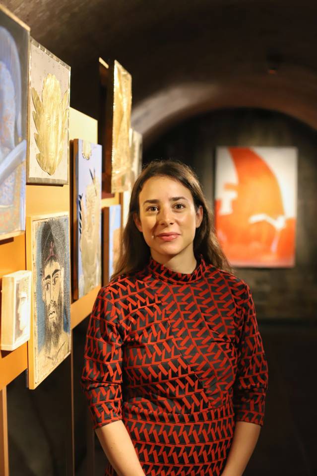 Altın yapraklar, koyu renk gözler, mitolojik yaratıklar, atlar ve azizler