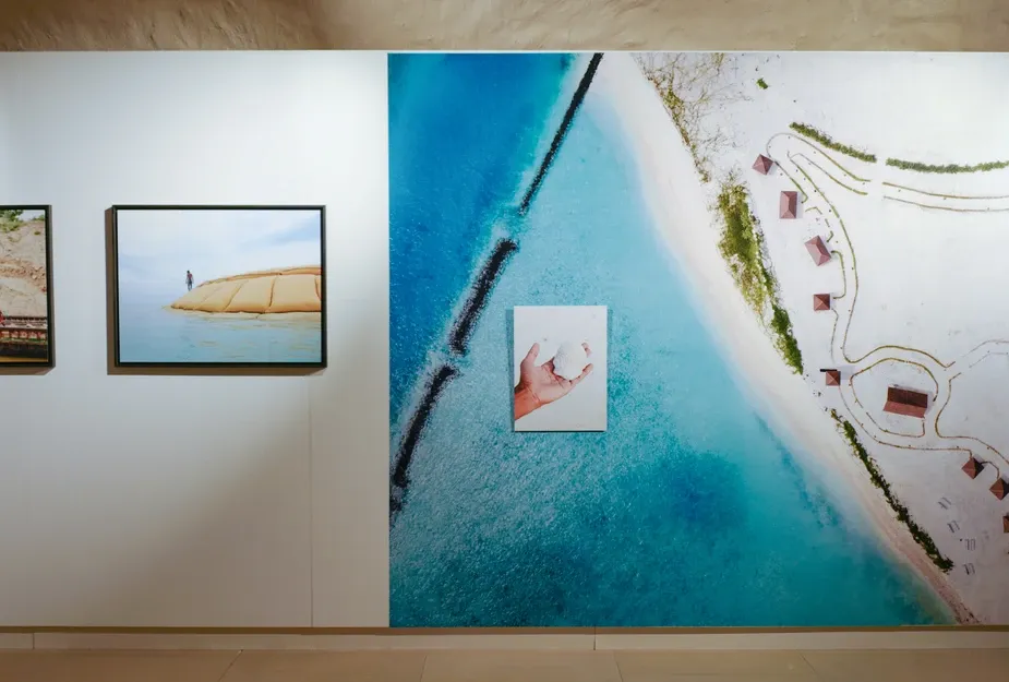 Earth Is Not Flat But Soon Will Be, Sergiden g&ouml;r&uuml;n&uuml;m